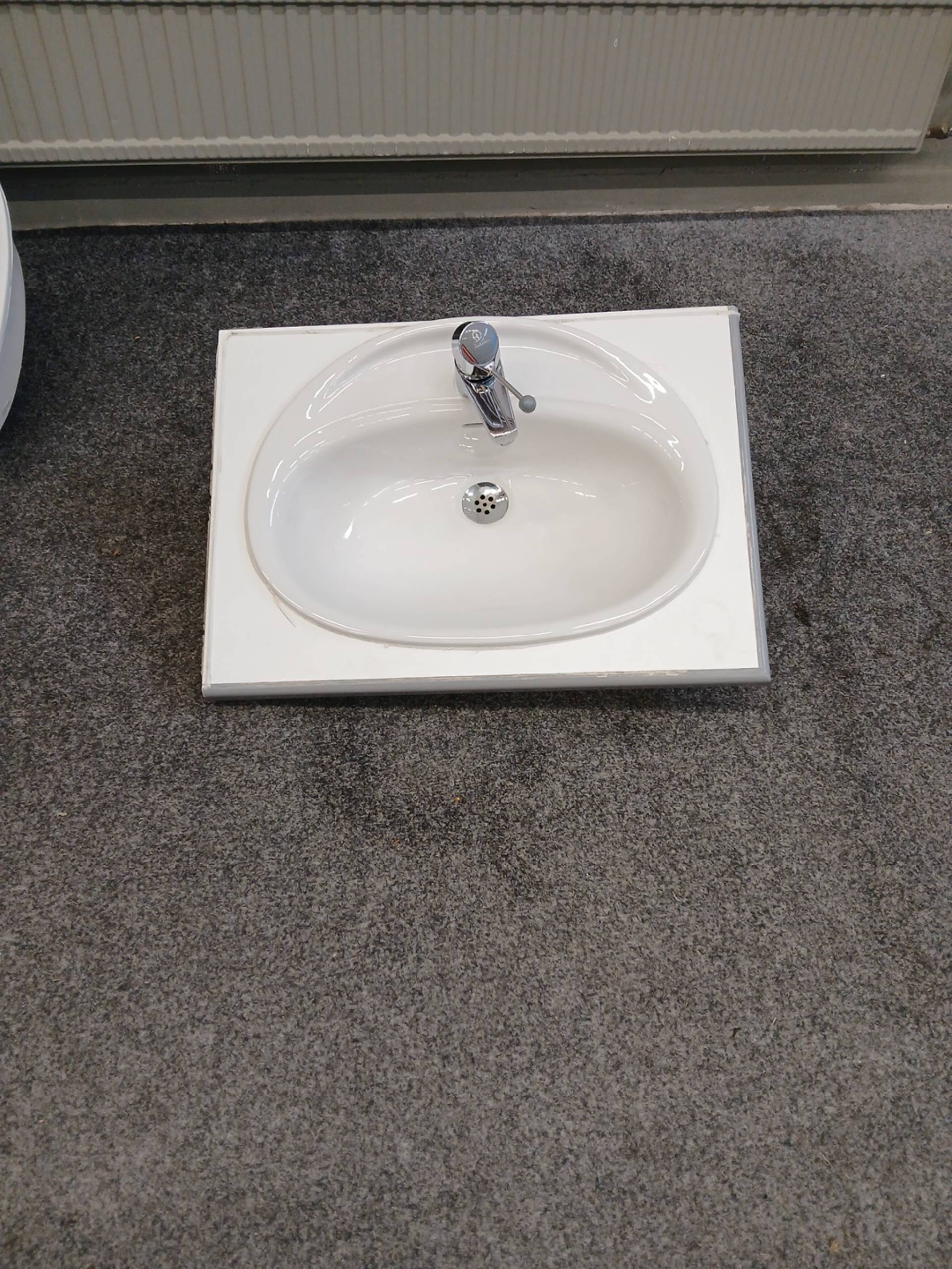 Porslinstvättställ