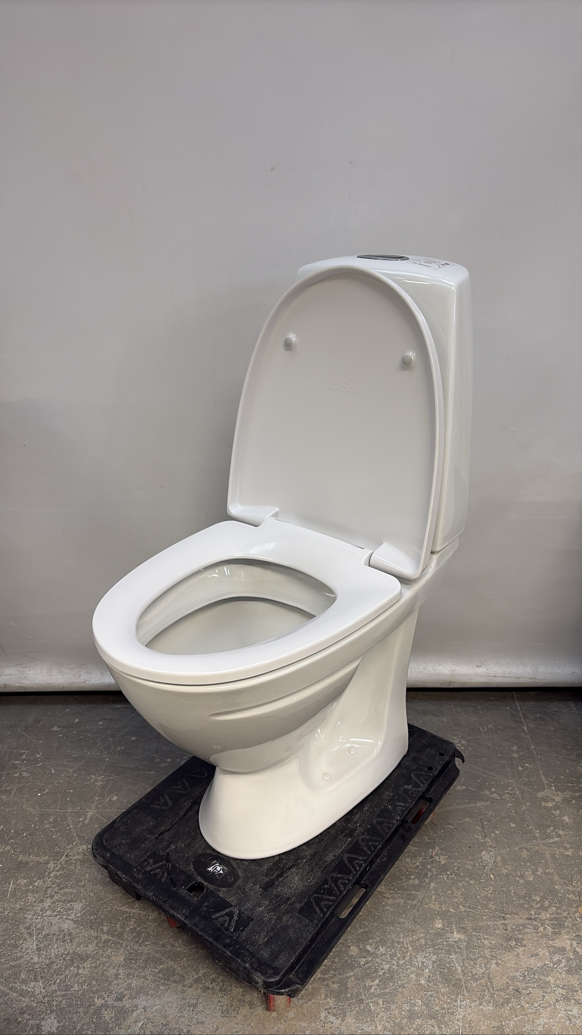 WC-stol spolsensor och trögstängande lock