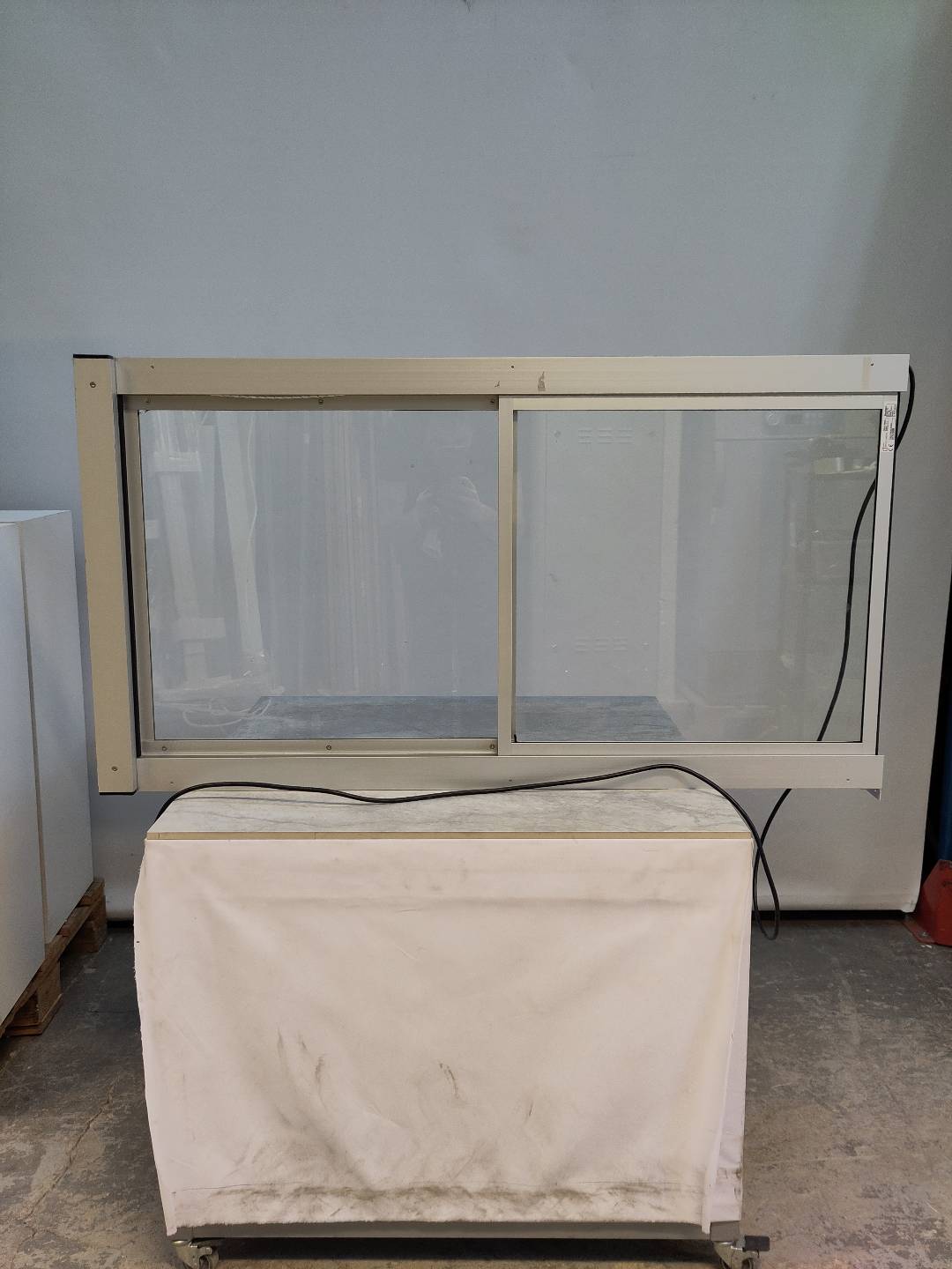 Eldriven skjutlucka 115x82 cm