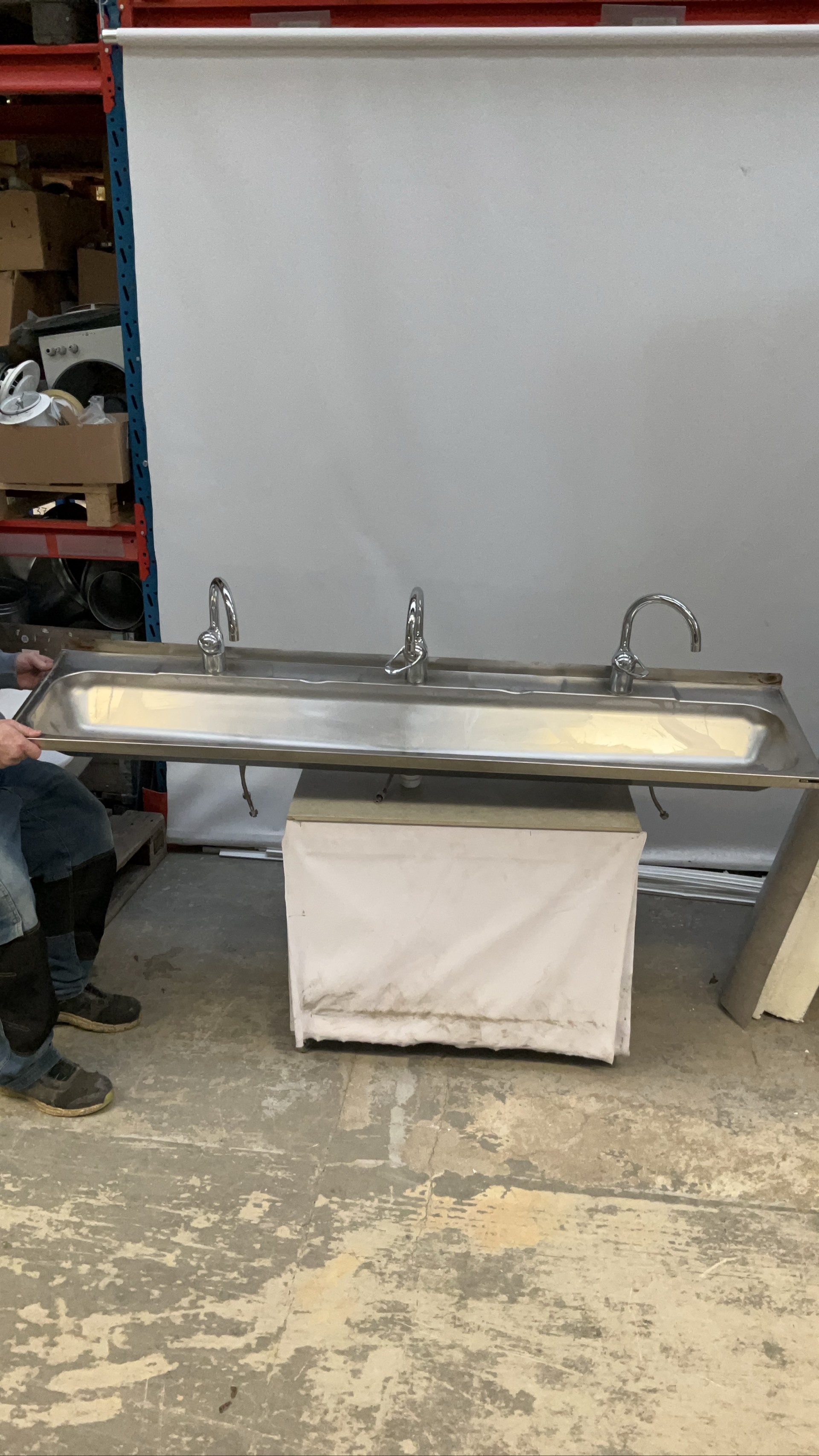 Tvättränna 3 blandare konsoler och vattenlås 180cm