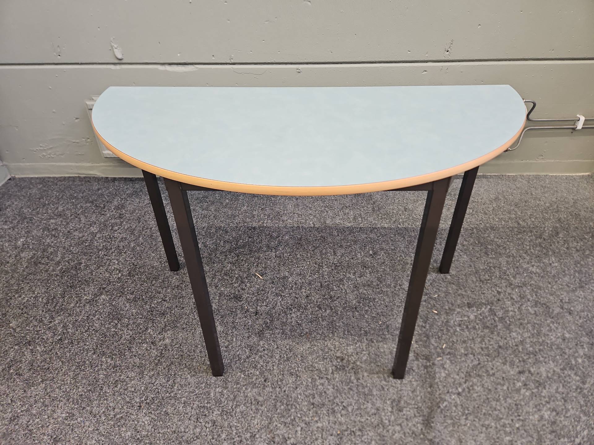 Halvmånebord med rejält laminat.
