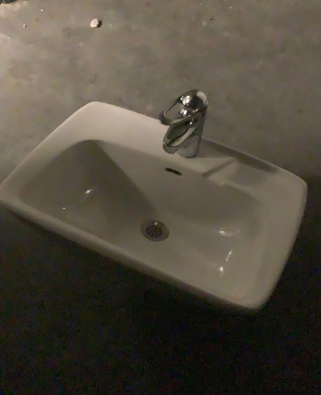 Porslinstvättställ