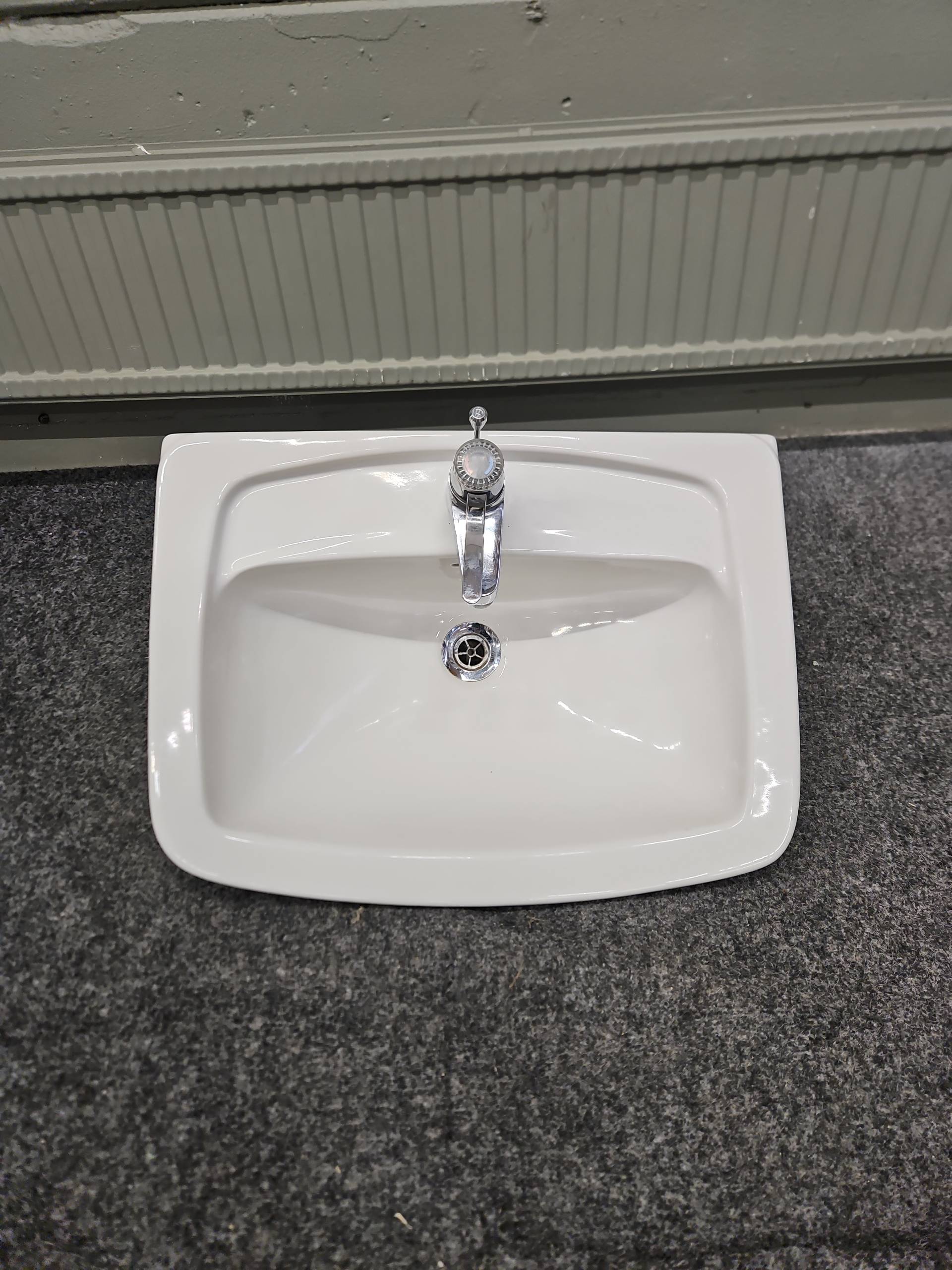 Porslinstvättställ med Blandare