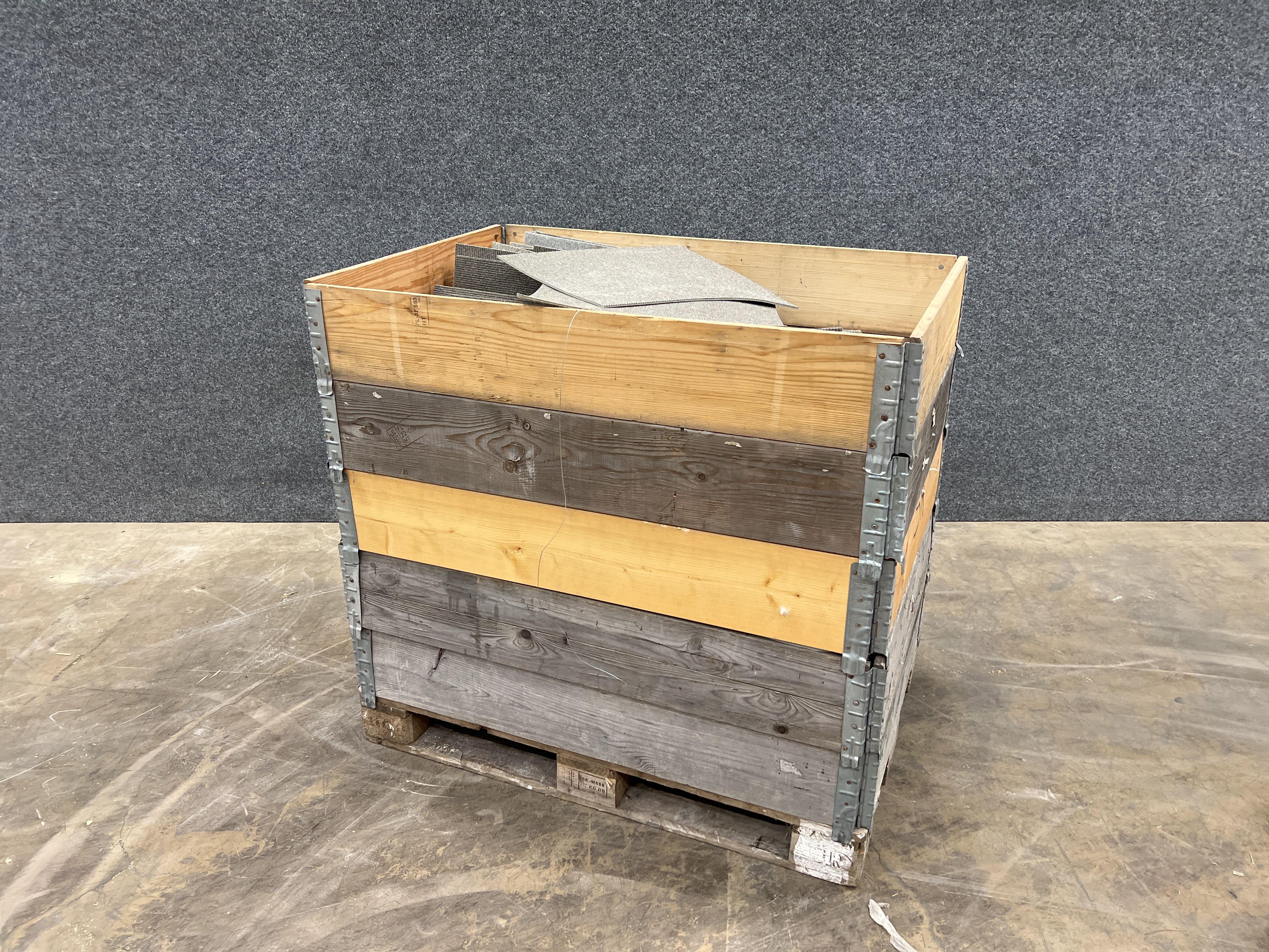 Sortiment med golvtextilplattor 48x48 cm