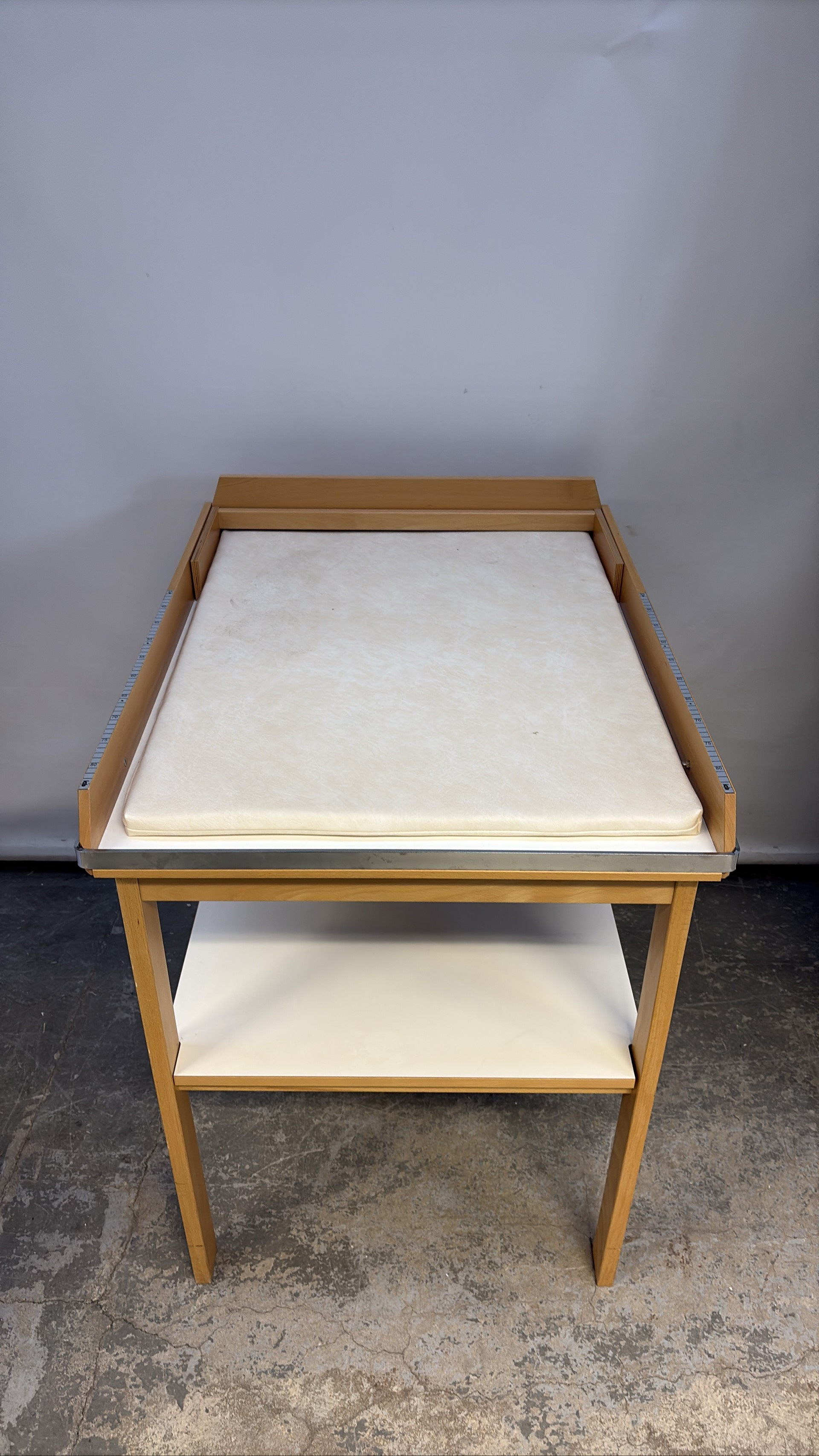 Skötbord på hjul med mätfunktion