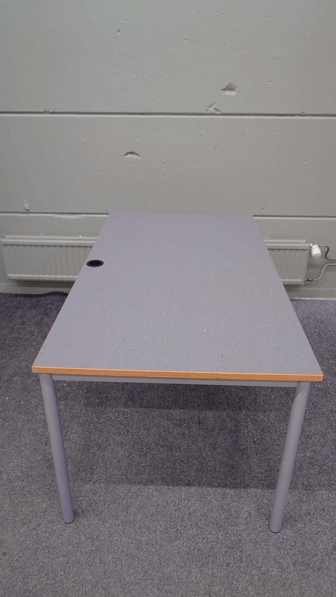 Skrivbord med kabelhantering